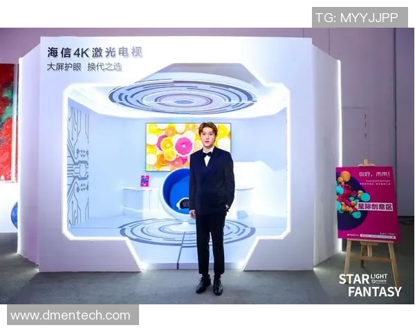 足球明星机场打电话引围观粉丝争相拍照记录精彩瞬间