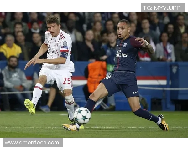 黑白壁纸中的足球明星背影展现运动之美与激情的瞬间 黑白壁纸中的足球明星背影展现运动之美与激情的瞬间