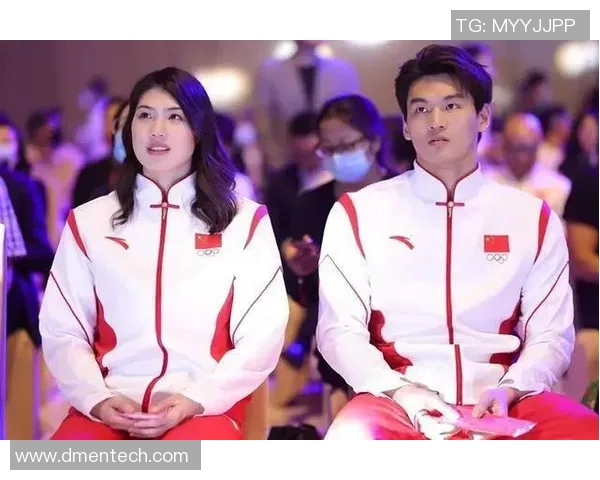 女子与足球明星亲密合影展现运动魅力与风采的精彩瞬间 女子与足球明星亲密合影展现运动魅力与风采的精彩瞬间